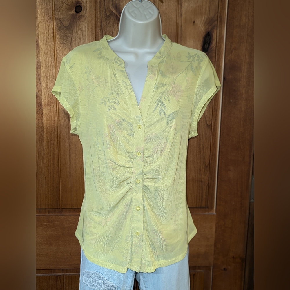 DR2 Light Yellow Button-Up Blouse‎